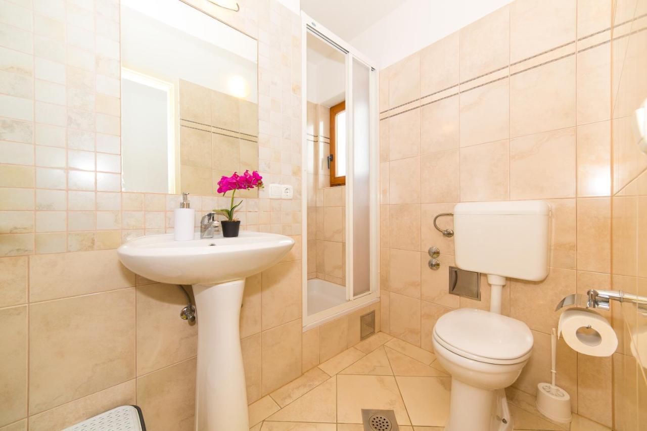 Holiday House Nena With Pool Vinisce Ngoại thất bức ảnh